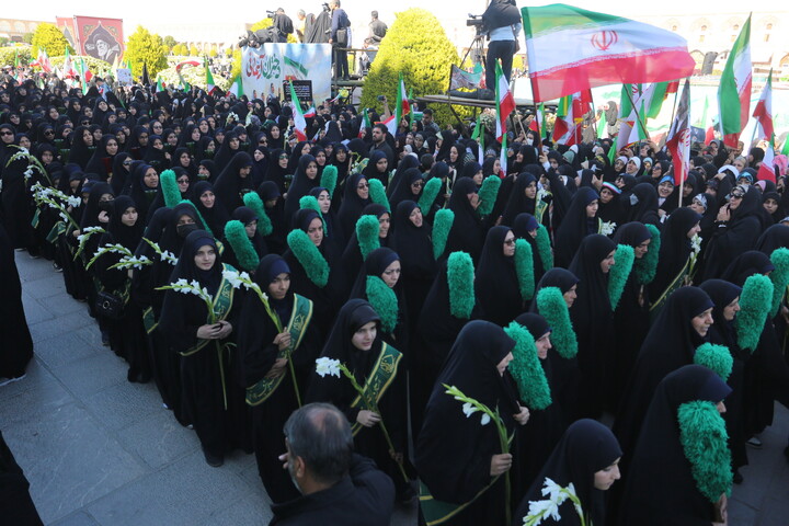 تصاویر / گردهمایی نمایش اقتدار و هم آوایی بانوان نصف جهان