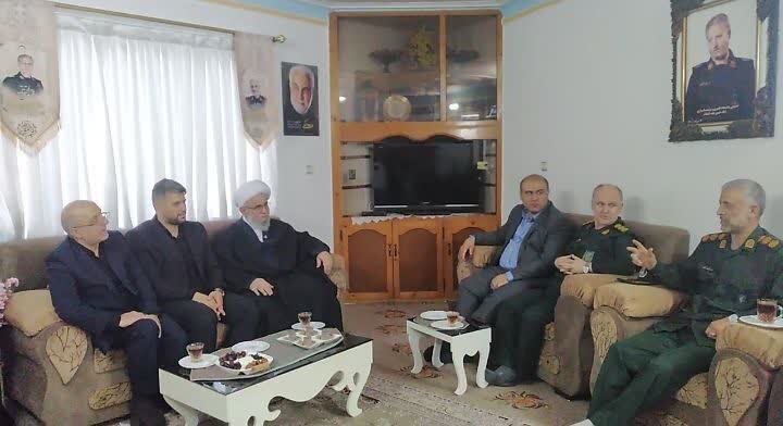 تصاویر/ دیدار آیت الله رمضانی با خانواده شهید حق بین در لنگرود