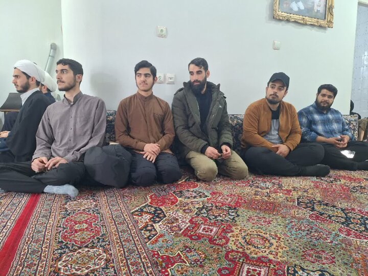 تصاویر/ دیدار طلاب و اساتید مدرسه علمیه خاتم الانبیاء بابل با خانواده شهید رمضان