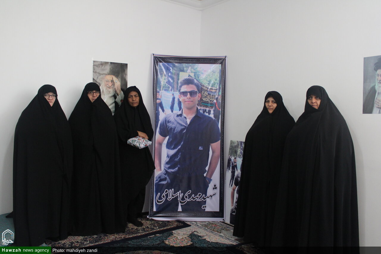 تصاویر/ دیدار مدیر و جمعی از معاونان حوزه علمیه خواهران استان کرمان با خانواده شهید اقتدار مهدی اسلامی