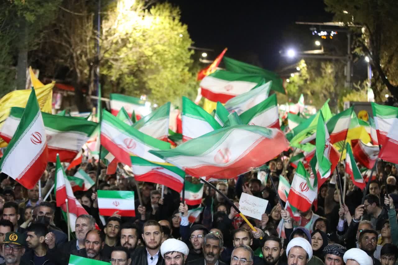 فیلم| تجمع مردمی شهرستان ارومیه در محکومیت جنایات دشمنان و خونخواهی رهبر شهید