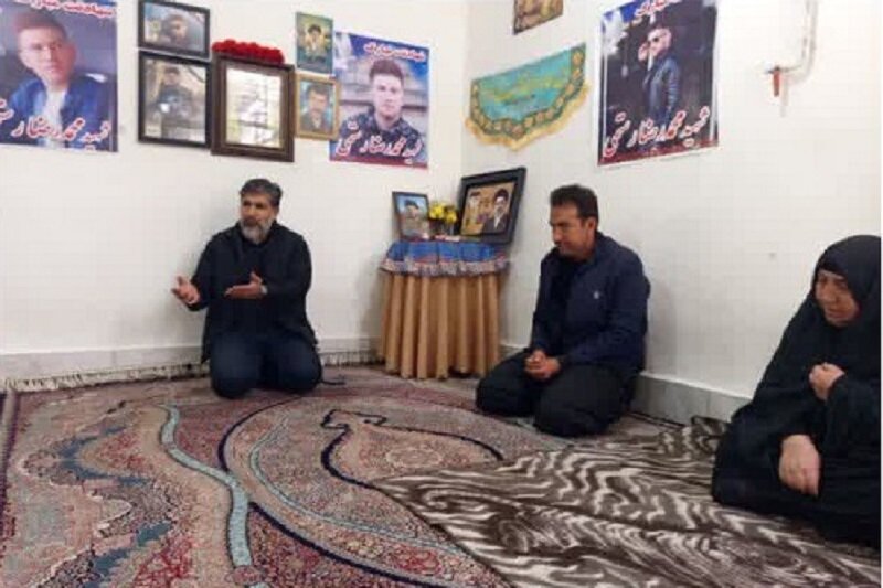 دیدار با خانواده شهید «محمدرضا رستمی نامداری»، از شهدای جنگ رمضان+عکس
