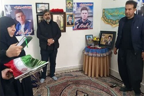 تجلیل طلاب حوزه علمیه خواهران کرمانشاه از خانواده شهید نامداری+عکس