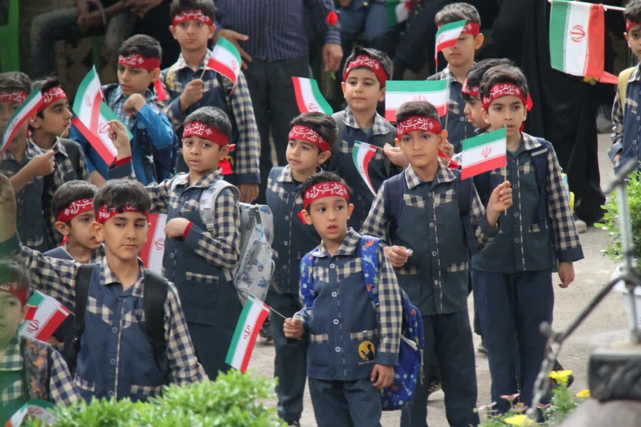 شهداء، الگوی سعادت و ایثار برای دانشآموزان هستند+تصاویر