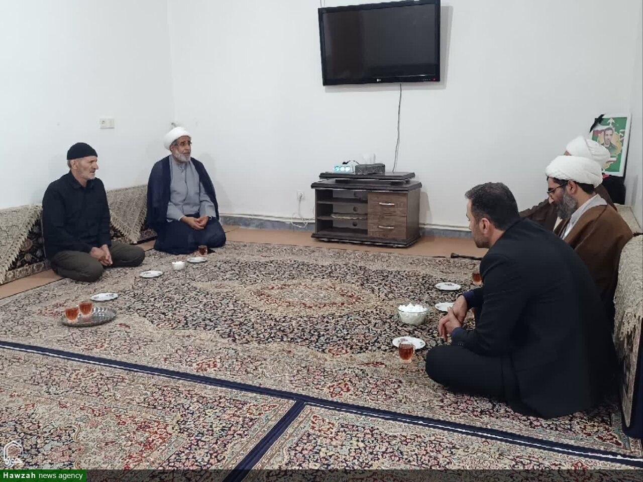 تجلیل مدیر مدرسه علمیه نهاوند از خانواده شهدای جنگ رمضان+تصاویر