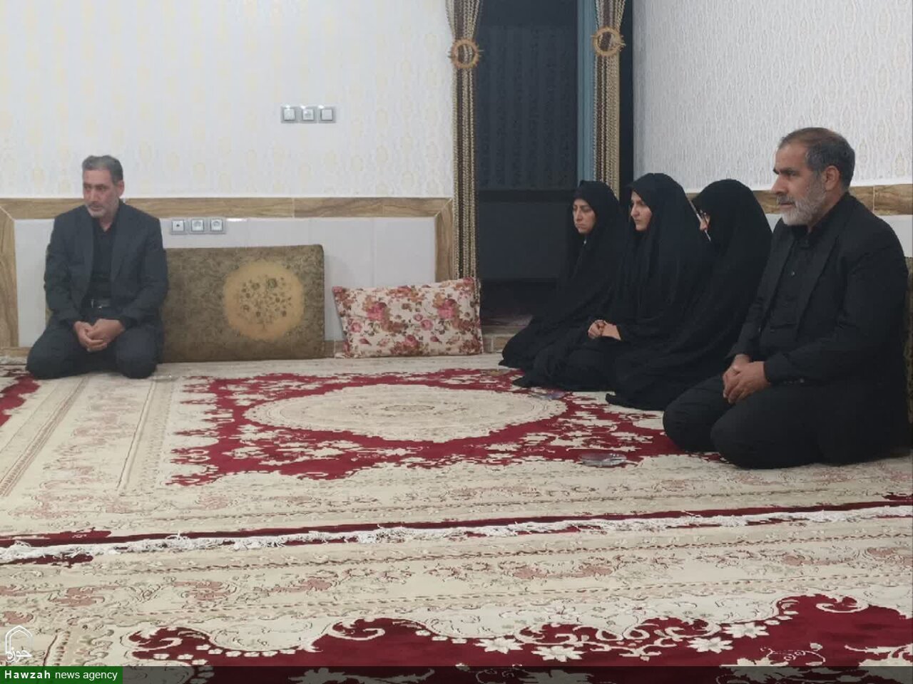 تجلیل مدیر مدرسه علمیه نهاوند از خانواده شهدا