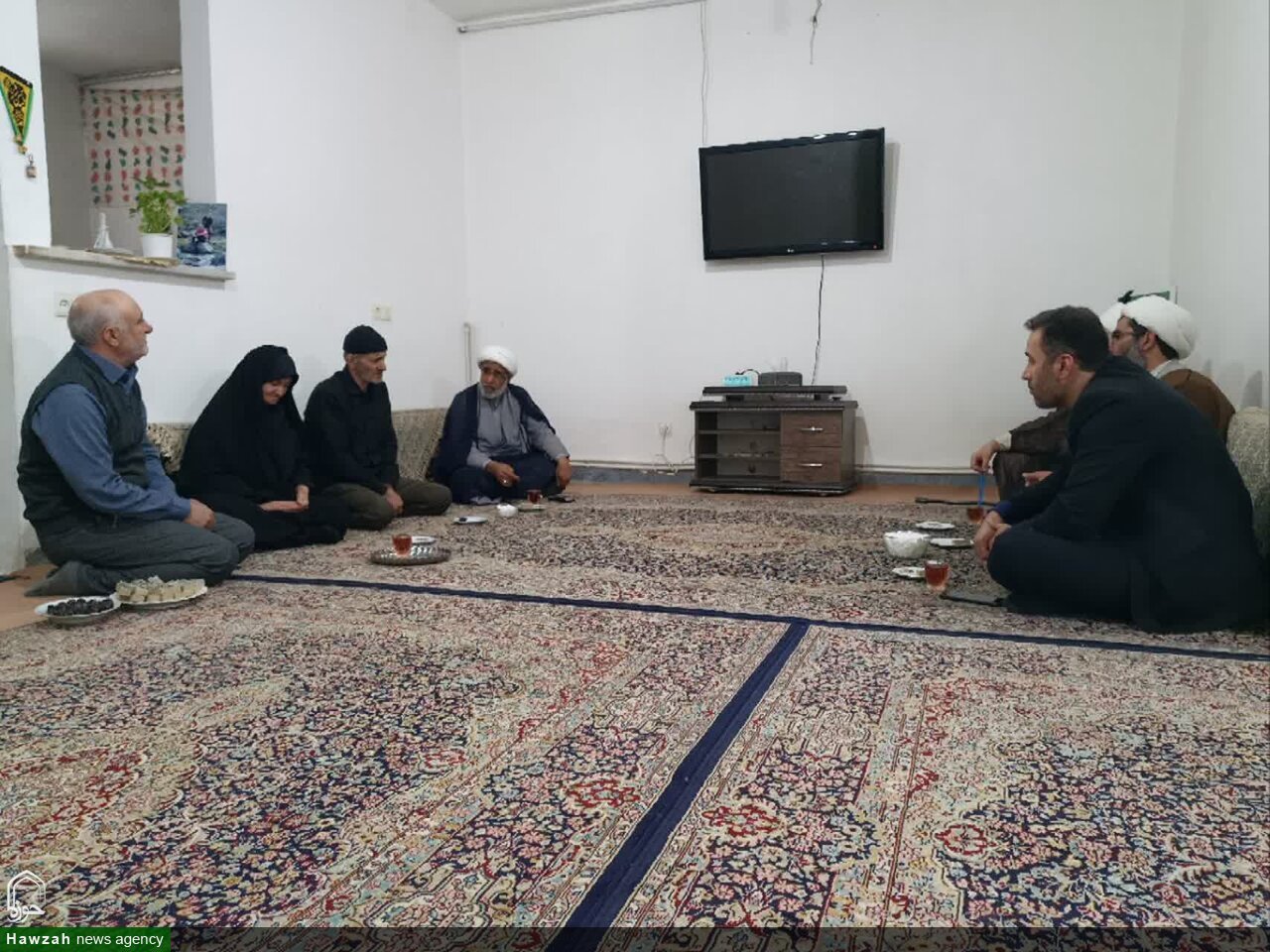 تجلیل مدیر مدرسه علمیه نهاوند از خانواده شهدا