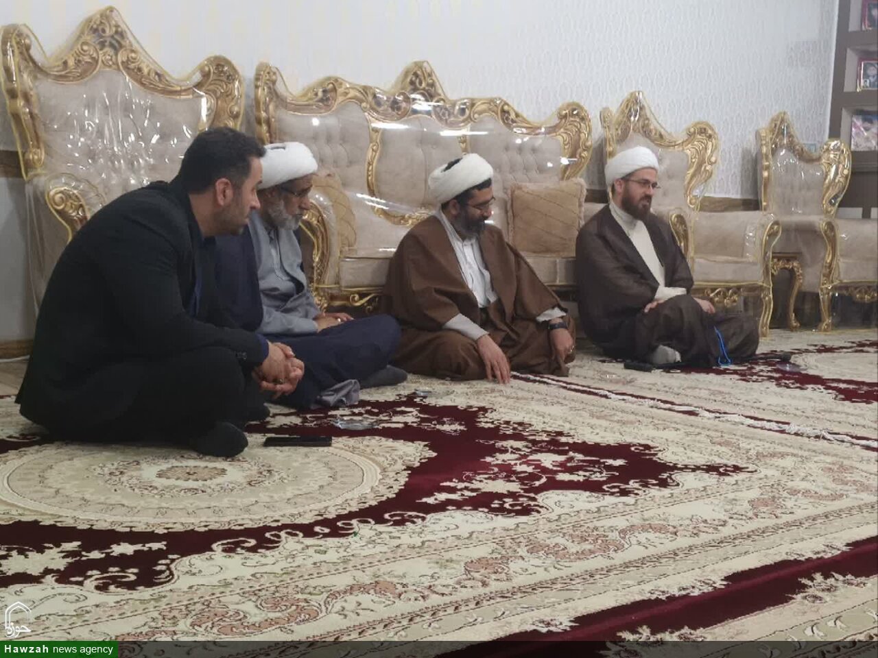 تجلیل مدیر مدرسه علمیه نهاوند از خانواده شهدا