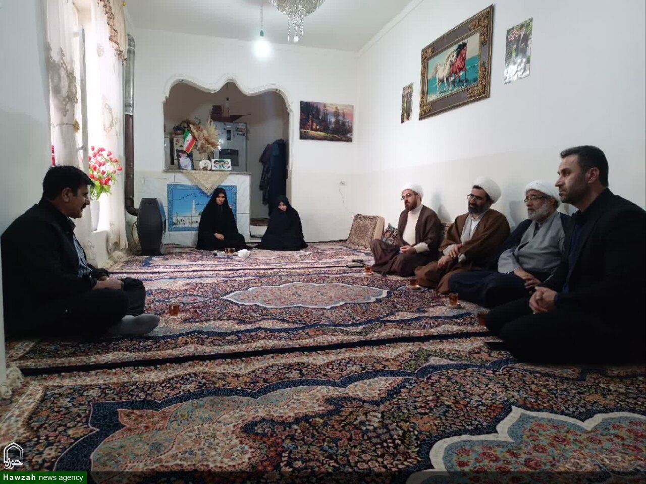 تجلیل مدیر مدرسه علمیه نهاوند از خانواده شهدا