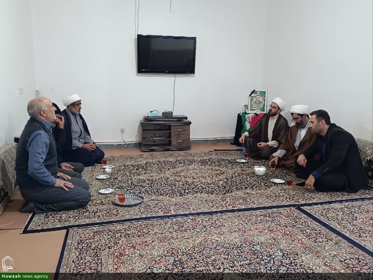 تجلیل مدیر مدرسه علمیه نهاوند از خانواده شهدا