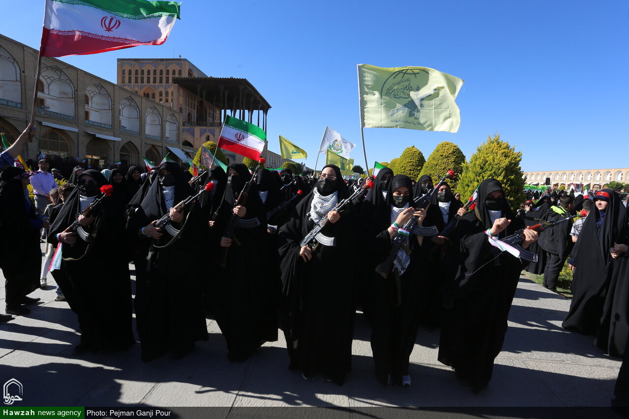 تصاویر / گردهمایی نمایش اقتدار و هم آوایی بانوان نصف جهان
