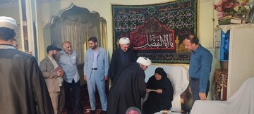 تجلیل مسئول سازمان بسیج اساتید، طلاب و روحانیون کشور از خانواده روحانی شهید+تصاویر