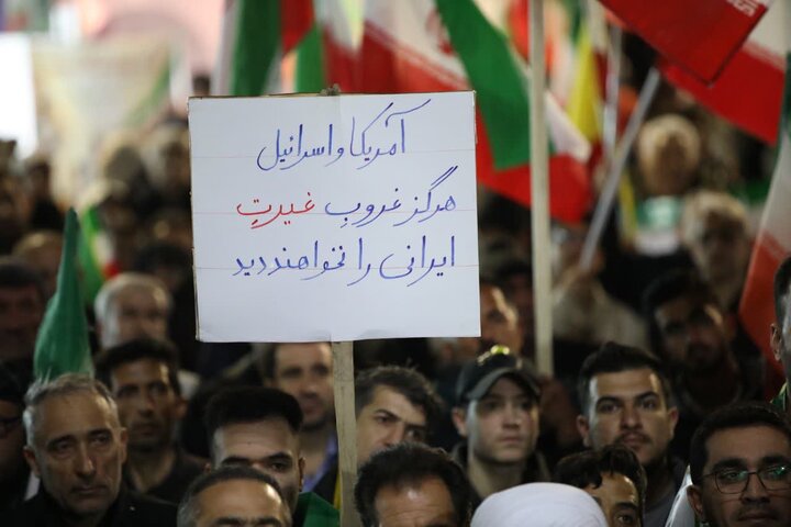 تصاویر/  پنجاه و چهارمین شب؛ تجمع مردمی شهرستان ارومیه در محکومیت جنایات دشمنان و خونخواهی رهبر شهید
