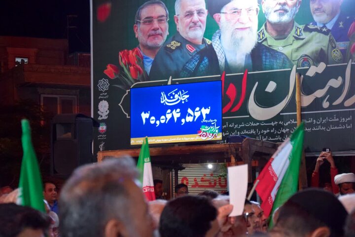 تصاویر| تجمع خود جوش شبانه مردمی در شب پنجاه و چهارم از جنگ رمضان در آران و بیدگل