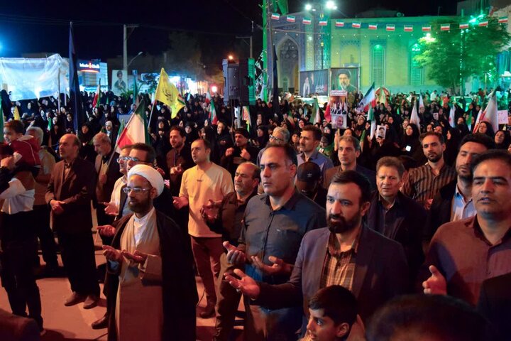 تصاویر| تجمع خود جوش شبانه مردمی در شب پنجاه و چهارم از جنگ رمضان در آران و بیدگل
