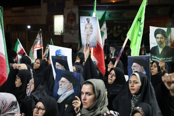 تصاویر/ حضور نماینده ولی‌فقیه در استان سمنان در اجتماع مردمی «شب‌های اقتدار» در شهر دیباج