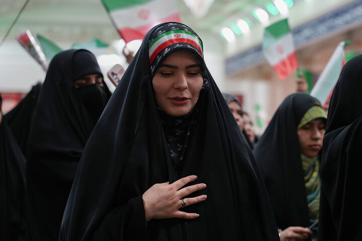 تجدید بیعت ۴ هزار دانشجوی دختر با آرمان‌های انقلاب در حرم حضرت معصومه(س)