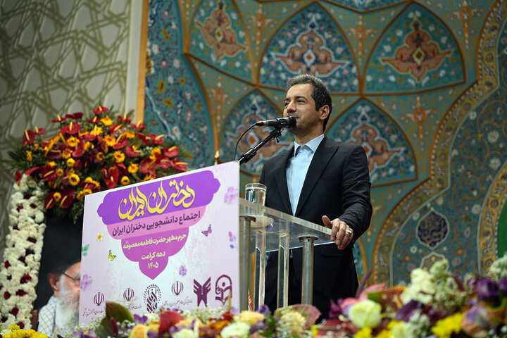 تجدید بیعت ۴ هزار دانشجوی دختر با آرمان‌های انقلاب در حرم حضرت معصومه(س)