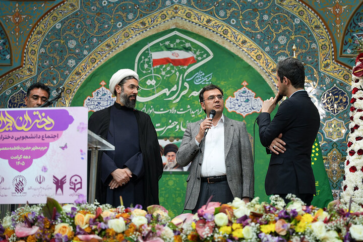 تجدید بیعت ۴ هزار دانشجوی دختر با آرمان‌های انقلاب در حرم حضرت معصومه(س)