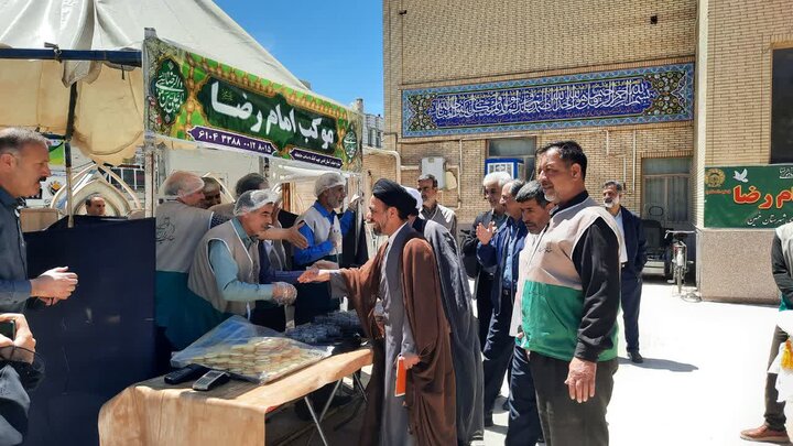 تصاویر/برپایی موکب امام رضا توسط خادمین آستان قدس رضوی در خمین