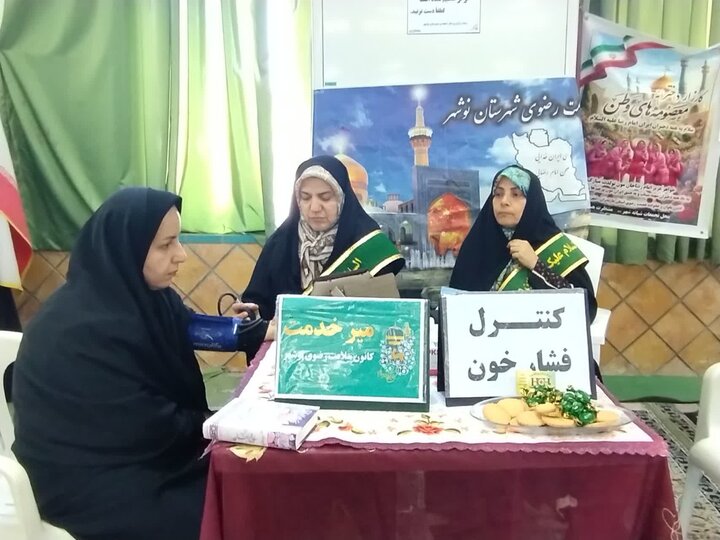 تصاویر/ انجام خدمات عمومی به شرکت کنندگان در نماز جمعه نوشهر