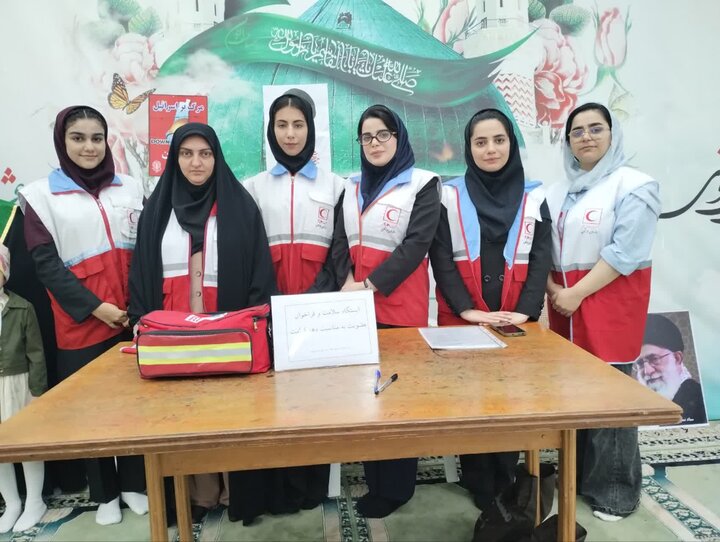 تصاویر/ انجام خدمات عمومی به شرکت کنندگان در نماز جمعه نوشهر