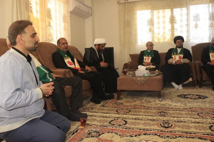 تصاویر / استقبال از کاروان زیر سایه خورشید در منزل شهید جنگ رمضان شهید یزدانی