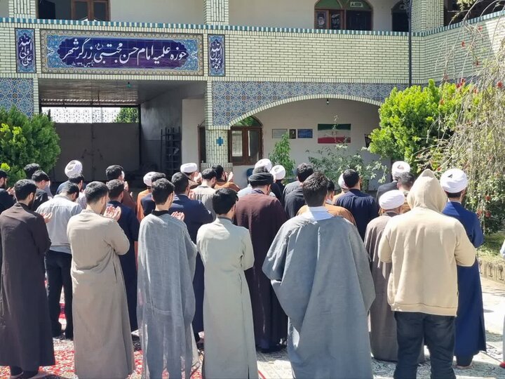 تصاویر / برگزاری نماز استغاثه به درگاه امام زمان (ع) در مدرسه علمیه امام حسن مجتبی (ع) زرگرشهر