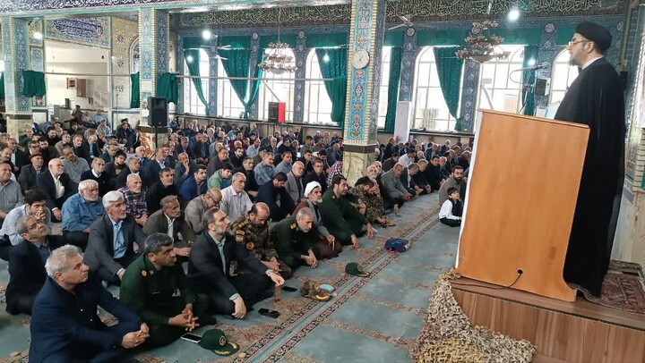 تصاویر/ اقامه نماز جمعه میانه