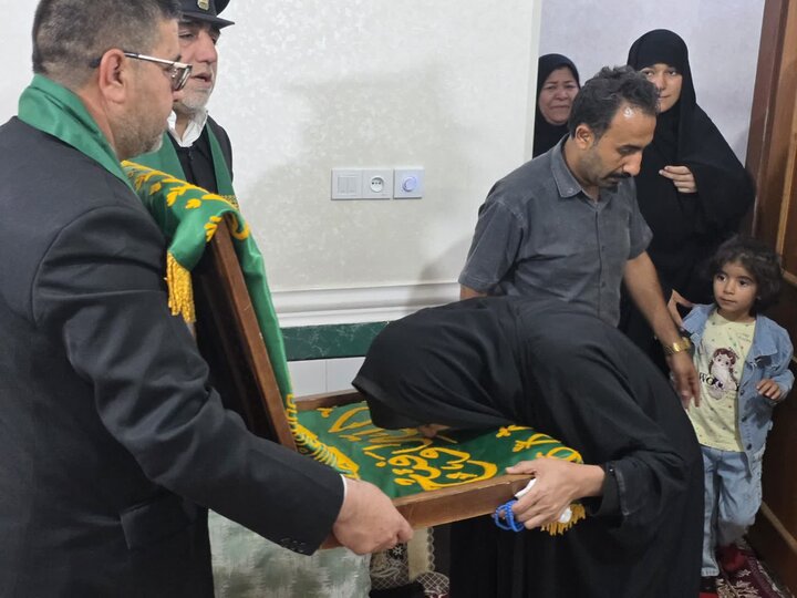 تصاویر/ حضور خادمان امام رضا(ع) در منزل شهید محمدرضا تمدن‌فر