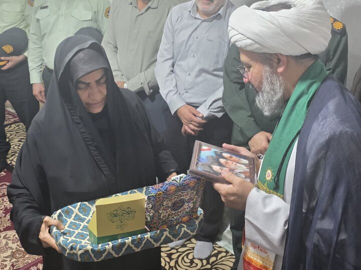 تصاویر/ حضور خادمان امام رضا(ع) در منزل شهید محمدرضا تمدن‌فر