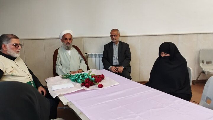 تصویر/ دیدار دختران خادم مصلّای جمعه بابل با امام جمعه شهرستان به مناسبت روز دختر
