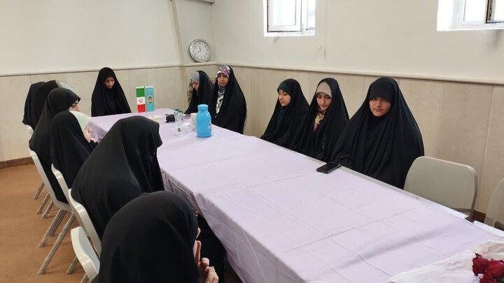 تصویر/ دیدار دختران خادم مصلّای جمعه بابل با امام جمعه شهرستان به مناسبت روز دختر