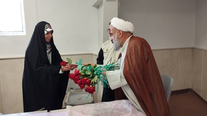تصویر/ دیدار دختران خادم مصلّای جمعه بابل با امام جمعه شهرستان به مناسبت روز دختر