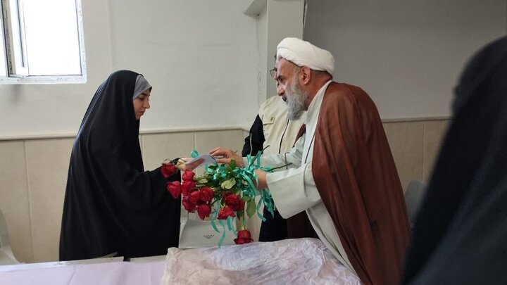 تصویر/ دیدار دختران خادم مصلّای جمعه بابل با امام جمعه شهرستان به مناسبت روز دختر