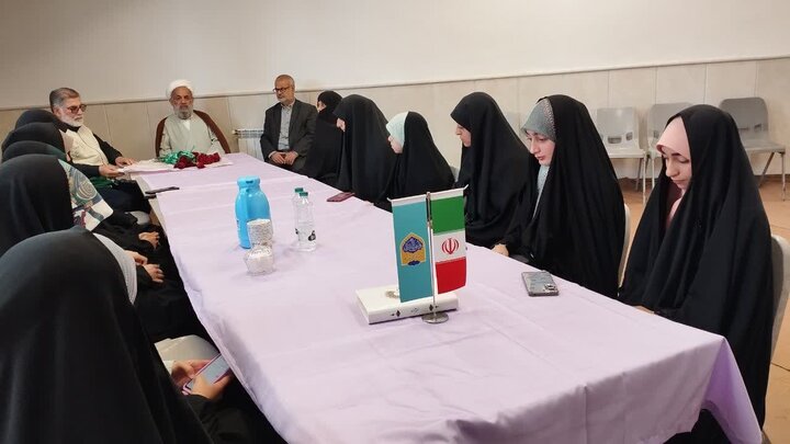 تصویر/ دیدار دختران خادم مصلّای جمعه بابل با امام جمعه شهرستان به مناسبت روز دختر