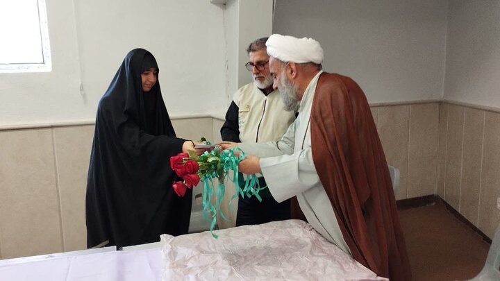 تصویر/ دیدار دختران خادم مصلّای جمعه بابل با امام جمعه شهرستان به مناسبت روز دختر