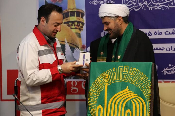 تصاویر/ حضور جمعی از خادمان بارگاه ملکوتی علی بن موسی الرضا علیه السلام، در جمعیت هلال احمر استان سمنان