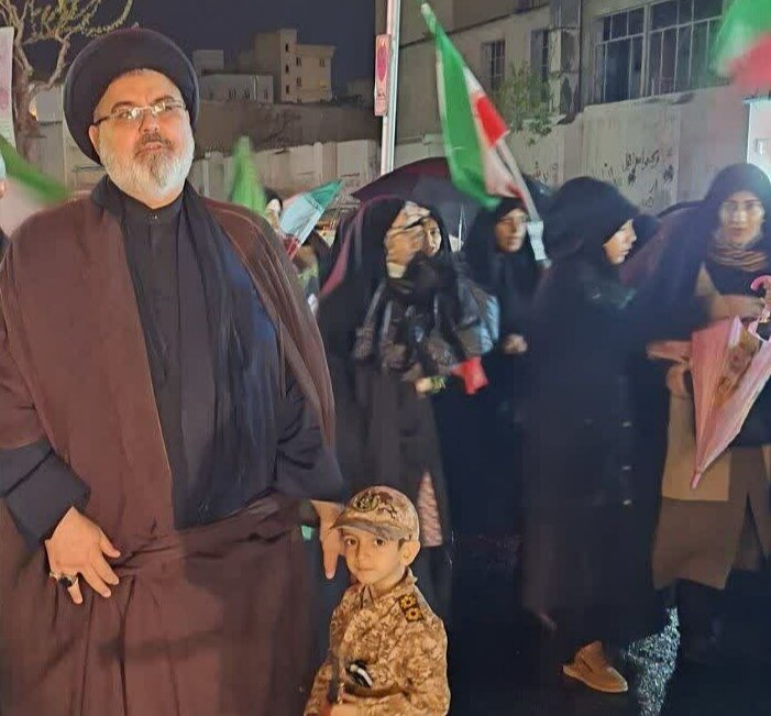 تصاویر/ شب پنجاه و ششم اجتماع اهالی مسجد امیرالمومنین امام علی(ع) در دفاع از انقلاب و وطن