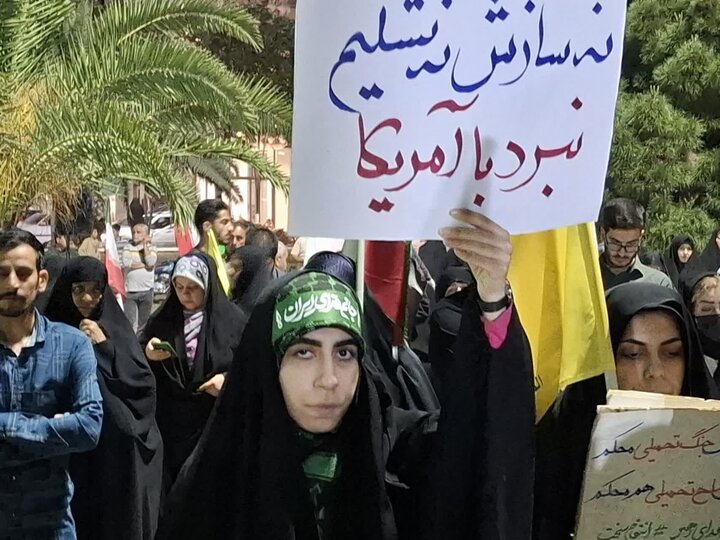تصاویر / پنجاه و پمجمین شب حضور شبانه مردم کاشان در میدان امام خامنه ای (ره*