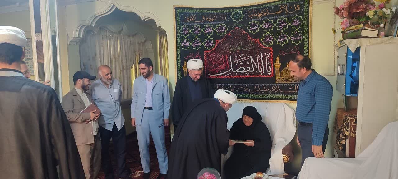 تجلیل مسئول سازمان بسیج اساتید، طلاب و روحانیون کشور از خانواده روحانی شهید+تصاویر