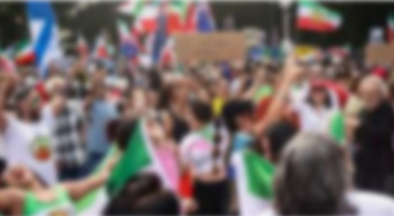 چرا برخی از حمله دشمن به میهن خود ابراز خرسندی کردند؟