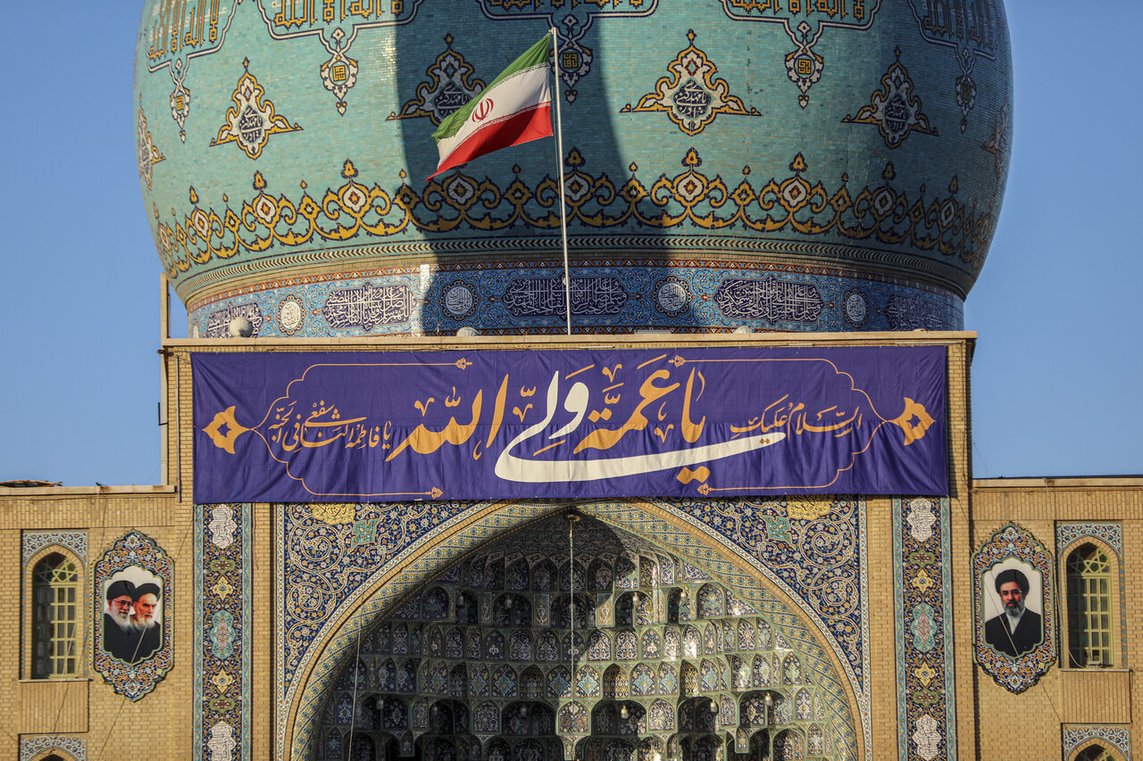 ندبه منتظرانه عاشقان امام زمان(عج) در مسجد جمکران + عکس