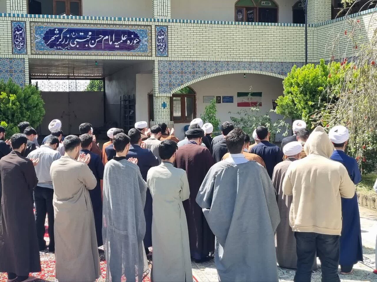 تصاویر / برگزاری نماز استغاثه به درگاه امام زمان (ع) در مدرسه علمیه امام حسن مجتبی (ع) زرگرشهر