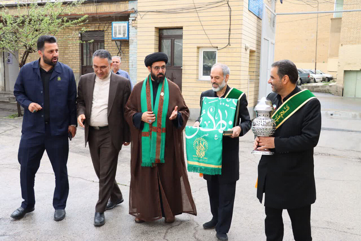 به مناسبت دهه کرامت صورت گرفت؛ تجلیل سفیران کریمه از خانواده ۴ شهید شهرستان همدان