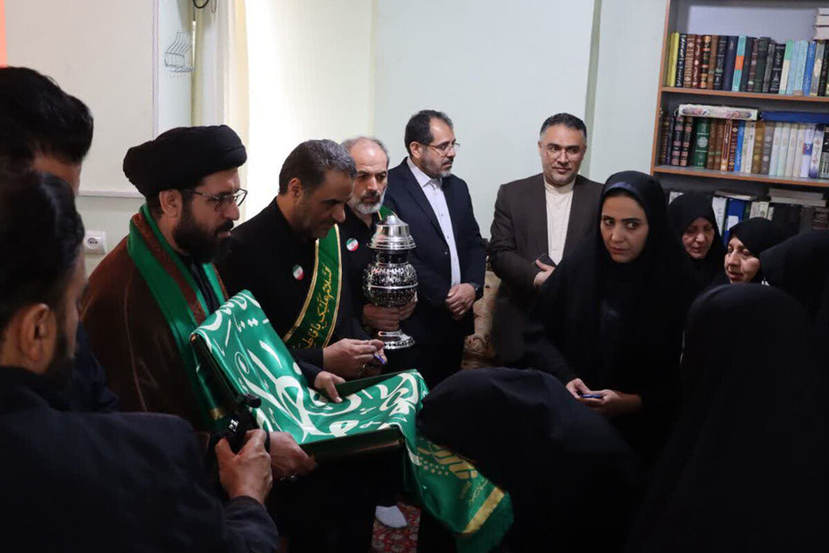به مناسبت دهه کرامت صورت گرفت؛ تجلیل سفیران کریمه از خانواده ۴ شهید شهرستان همدان