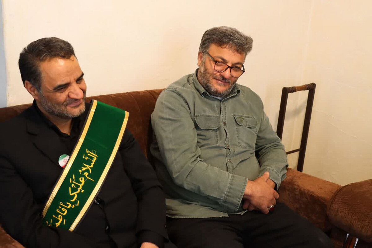 به مناسبت دهه کرامت صورت گرفت؛ تجلیل سفیران کریمه از خانواده ۴ شهید شهرستان همدان