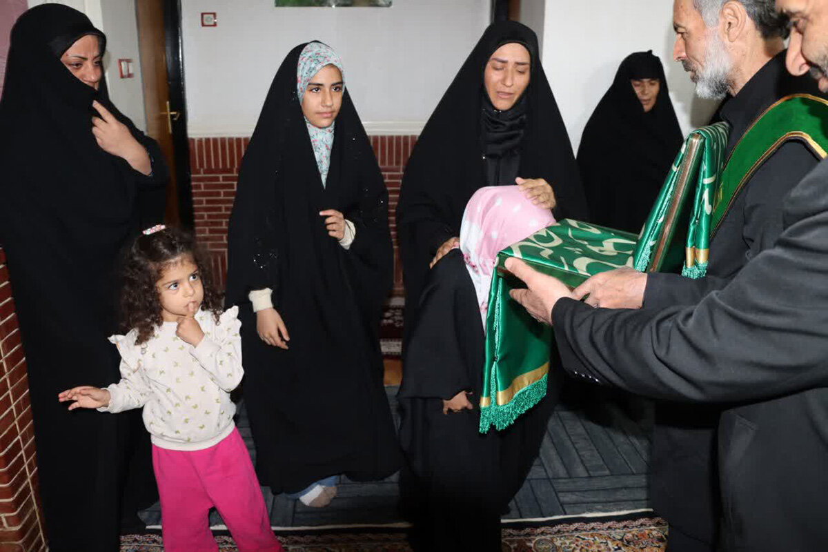 به مناسبت دهه کرامت صورت گرفت؛ تجلیل سفیران کریمه از خانواده ۴ شهید شهرستان همدان