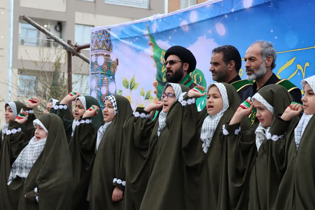 به مناسبت دهه کرامت صورت گرفت؛ تجلیل سفیران کریمه از خانواده ۴ شهید شهرستان همدان