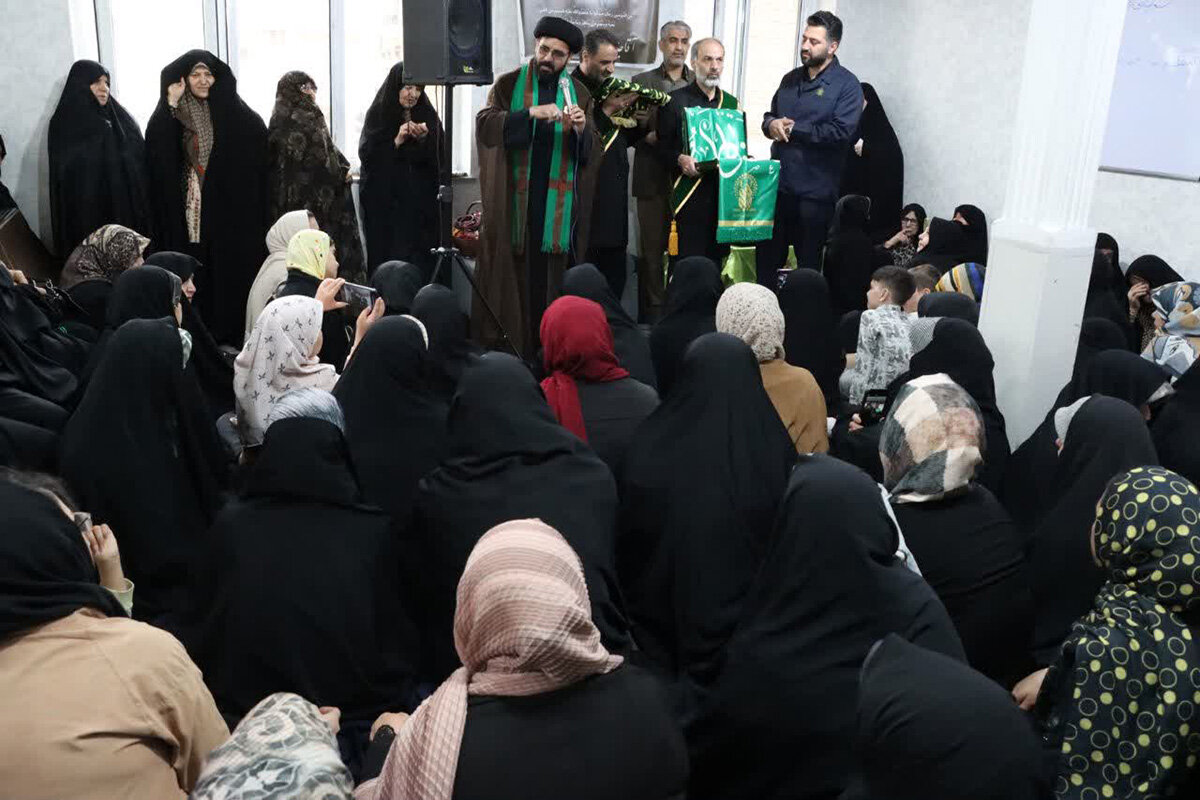 به مناسبت دهه کرامت صورت گرفت؛ تجلیل سفیران کریمه از خانواده ۴ شهید شهرستان همدان